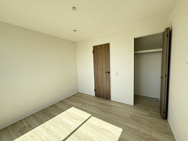 【洋室/約6.1帖】洋室には全てハンガーパイプ付きのクローゼットが備えられており、洋服をかけたまま収納可能です。