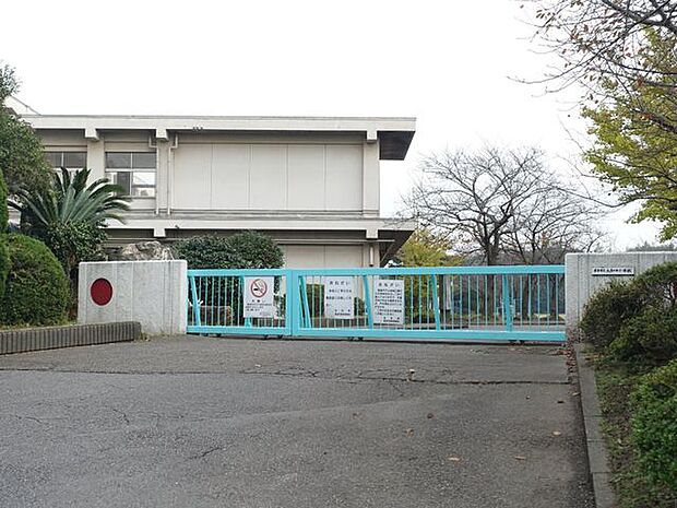 徒歩23分。令和4年4月1日に君津市立周西の丘小学校開校。HPには学校の様子や行事のお知らせなどが掲載されています。 1800m