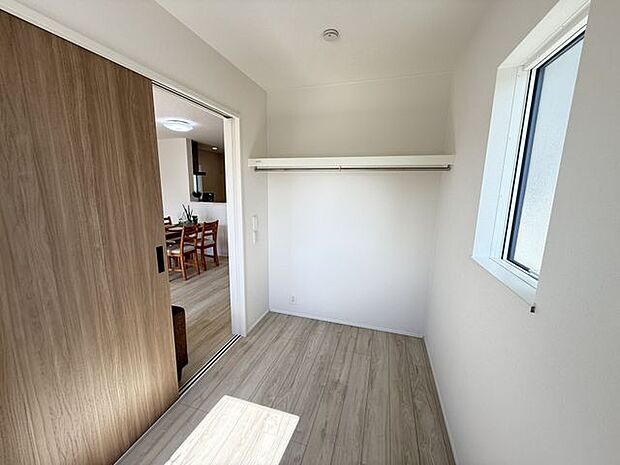 【ワークスペース/約3.5帖】LDKに隣接している約3.5帖のワークスペースです。