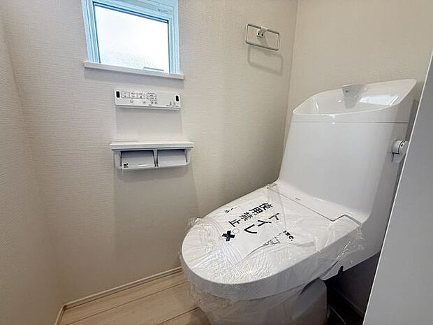 【トイレ/1階】温水洗浄便座付きのトイレです。寒い時期でも暖かな便座で快適に使うことができます。リモコンが壁に設置され、操作しやすい仕様です。