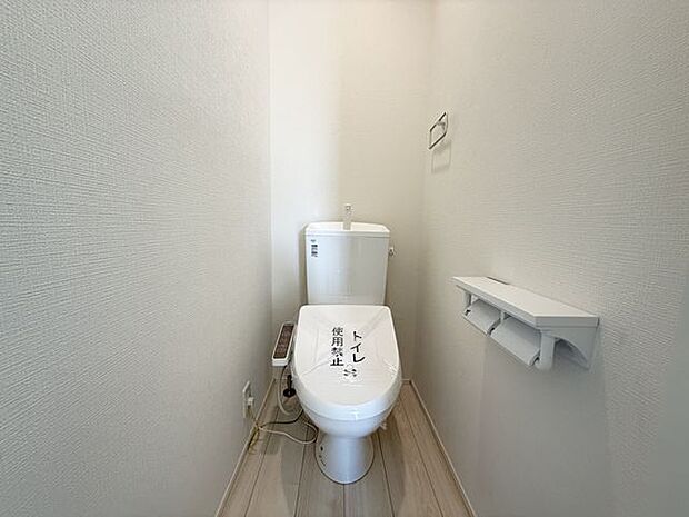 【トイレ/2階】トイレは各階に設けられています。来客時も気兼ねなく使うことができます。