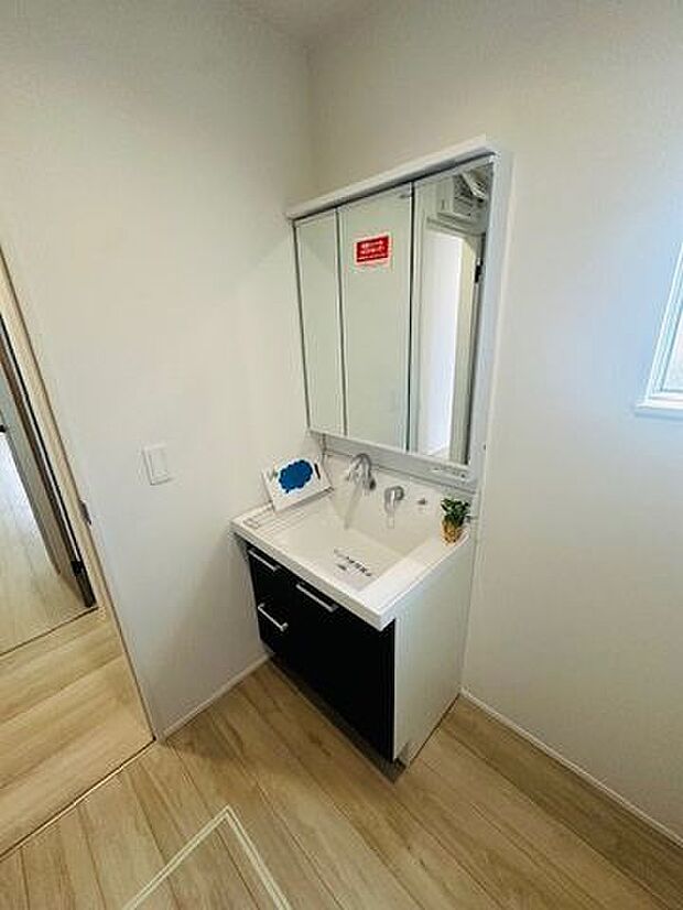 【洗面化粧台三面鏡】◆身支度に重宝する三面鏡仕様の洗面化粧台です。三面鏡の裏側に収納スペースが設置されており、化粧品や洗面小物などをすっきりと収納できます。