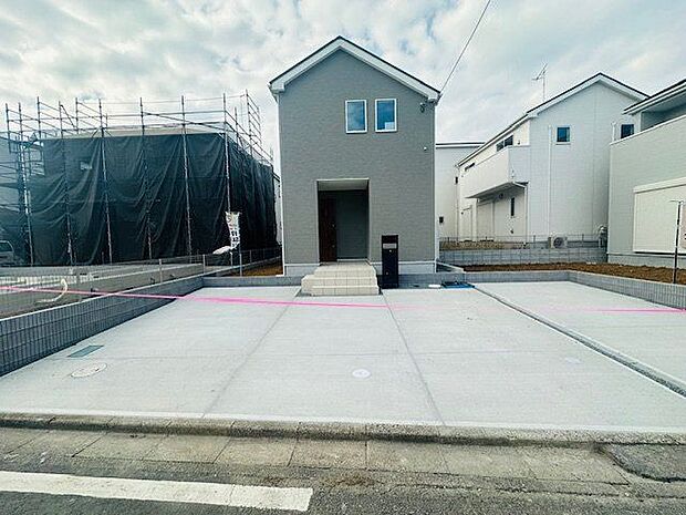 【カースペース同仕様】◆カースペース2台分付きです(車種によります)。セカンドカーの所有や、お車でのご来客の際も重宝します。