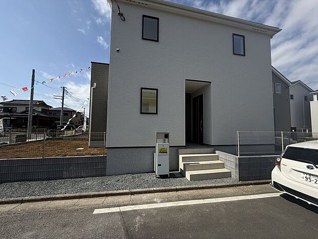 【前面道路含む現地外観写真/13号棟】南側・東側の前面道路の幅員は約6.0m。前面道路は舗装されており、お車や自転車での走行もスムーズに行えます。