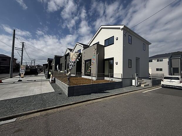 【前面道路含む現地外観写真/13号棟】角地に位置しているため、開放感のある暮らしが実現します。