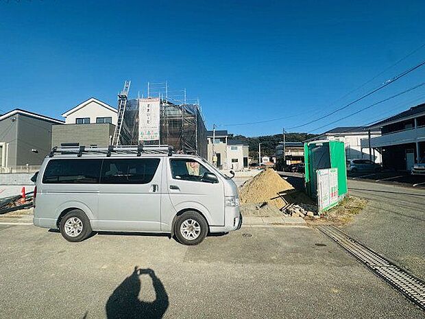 【現地外観写真/13号棟】コンクリート仕上げの駐車場。駐車スペースは2台可能です(車種による)。車を置いてない時はお子様のプレイスペースにもなります。
