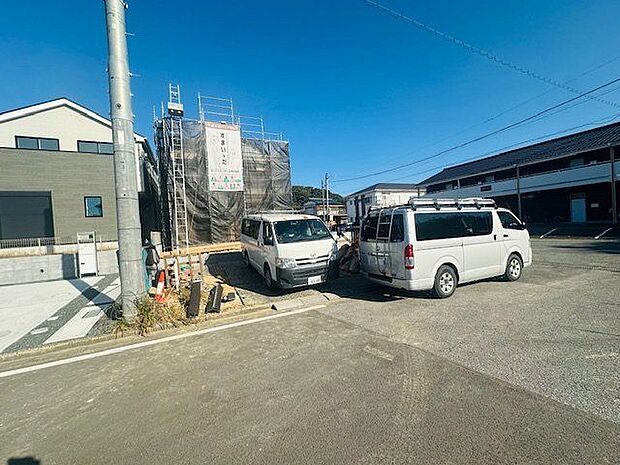 【現地外観写真/13号棟】前面道路は舗装されており、お子様やベビーカーが通行しやすいです。