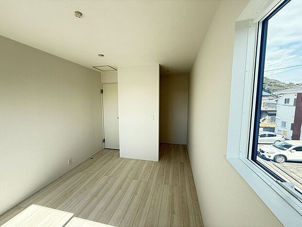 【洋室/約6.2帖】WIC付きで、衣類や季節用品などをたっぷり収納することができます。