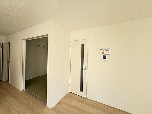 【LDK(約16.7帖)/3号棟】LDKと隣接する約4.5帖の和室は一体利用することが可能です。