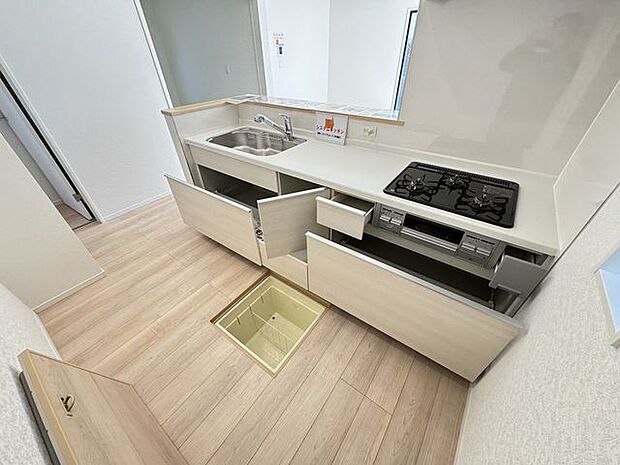 【キッチン/3号棟】LDで過ごすご家族を見守りながら調理をすることができる、対面式のキッチン。