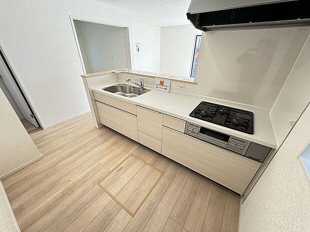 【キッチン】腰壁仕様で、仕切り壁も設けられており、ほど良く手元が隠れます。作業にも集中できそうです。