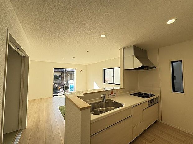 【キッチン】料理をしながら、ご家族の様子がうかがえます。和室で遊ぶ、お子様との会話も弾みそうです。