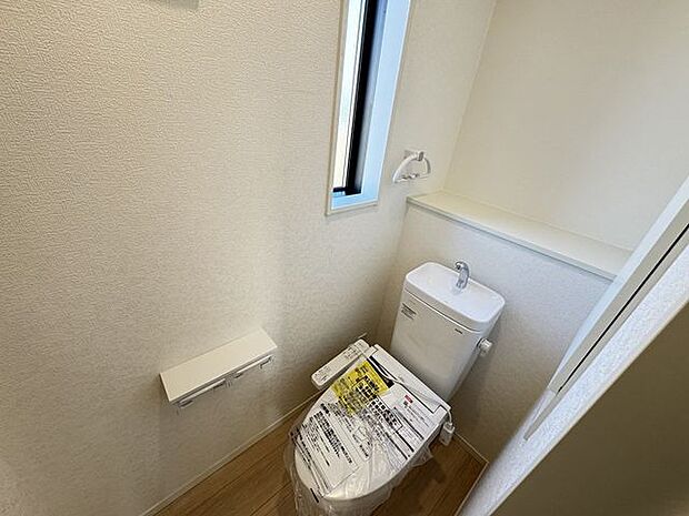 【トイレ(2階)/3号棟】トイレには窓があり、換気と採光を行うことができます。