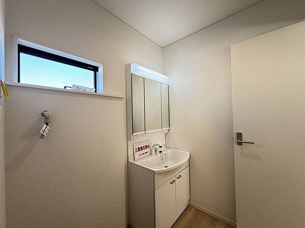 【洗面室】窓があり、自然換気ができます。生活感のある、白で統一された洗面室です。