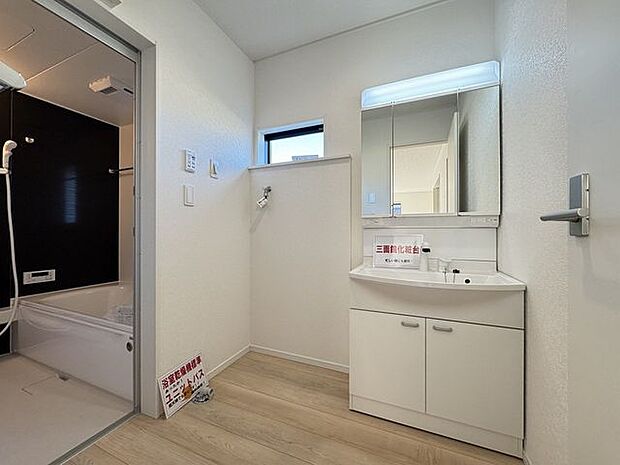 【洗面室/3号棟】身支度のしやすい三面鏡タイプの洗面台が採用されています。