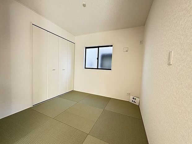 【和室(約4.5帖)/3号棟】食後の寛ぎスペースや家事スペース、お子様のプレイルームなどにおすすめの和室です。