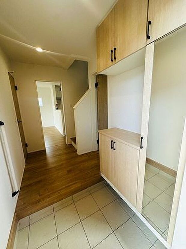 【玄関収納/6号棟】外出前の身支度チェックに欠かせない姿見付きのシューズボックスです。