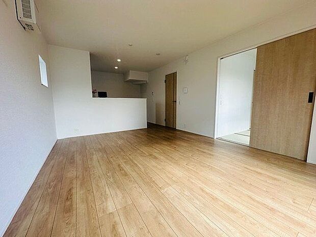 【リビング/6号棟】16.0帖のLDKなので、ダイニングテーブルをおける広さです。毎食、家族そろって食事の時間を存分に楽しんでいただけます。