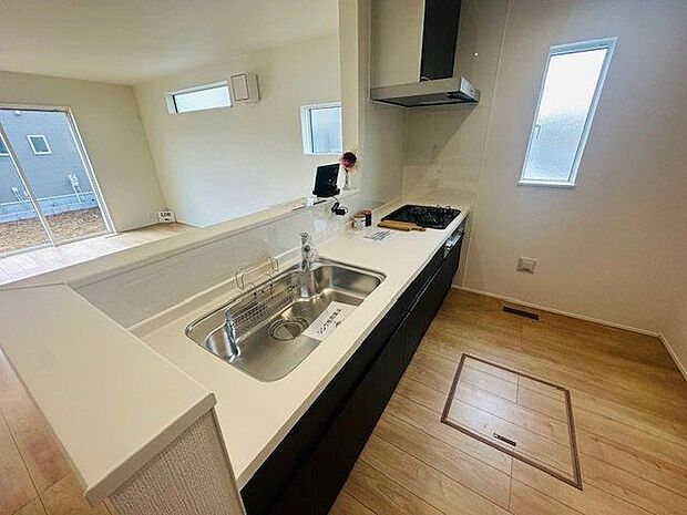 【キッチン/6号棟】お料理をしながらご家族との会話を楽しめます。ご家族とのコミュニケーションが生まれる対面式のシステムキッチンです。