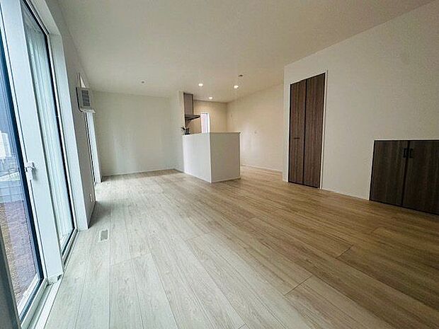 【リビング/7号棟】17.0帖のLDKは、南側に窓がありお部屋に明るい陽光が広がります。明るく居心地の良いリビング空間には、自然とご家族が集まります。