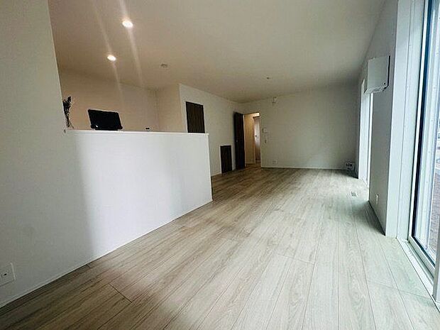 【リビング/7号棟】17.0帖のLDKなので、ダイニングテーブルをおける広さです。毎食、家族そろって食事の時間を存分に楽しんでいただけます。