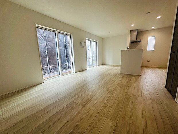 【リビング/7号棟】南向きの窓からは、明るい陽光が差し込みます。ご家族でゆったりお寛ぎいただけます。