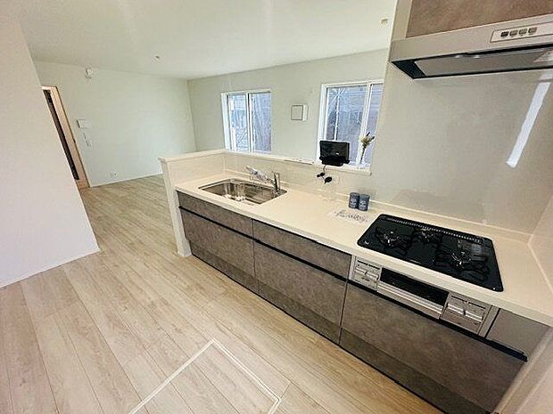 【キッチン/7号棟】洗剤・日用品のストックや、長期保存可能な食品等便利にしまえる床下収納付きです。