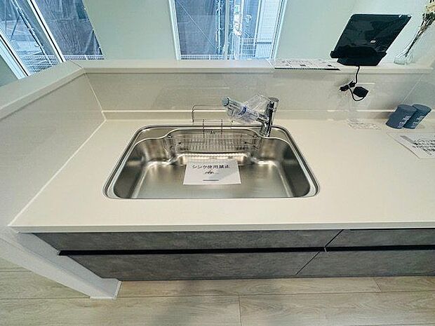 【キッチン/7号棟】スライド式収納は、奥まで有効に使えます。大きなお鍋の取り出しもスムーズ。