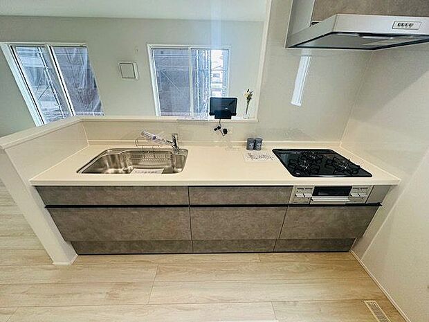 【キッチン/7号棟】お料理をしながらご家族との会話を楽しめます。ご家族とのコミュニケーションが生まれる対面式のシステムキッチンです。