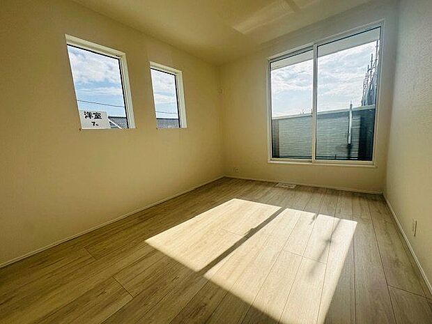 【寝室/7号棟】バルコニーに面しており、一日中明るく、開放感溢れる主寝室です。布団を干す際などもスムーズに行えます。