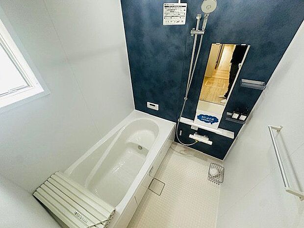 【バス/7号棟】ゆったり浴槽に入り、一日の疲れをリフレッシュできそうです。