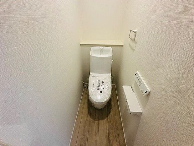 【トイレ/7号棟】温水洗浄便座の手洗い一体型のトイレで、ご利用後すぐに手が洗えて衛生的です。