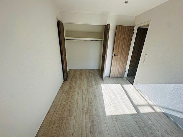 【洋室/7号棟】幅の広いクローゼットです。大切なお洋服をしっかり収納できます。