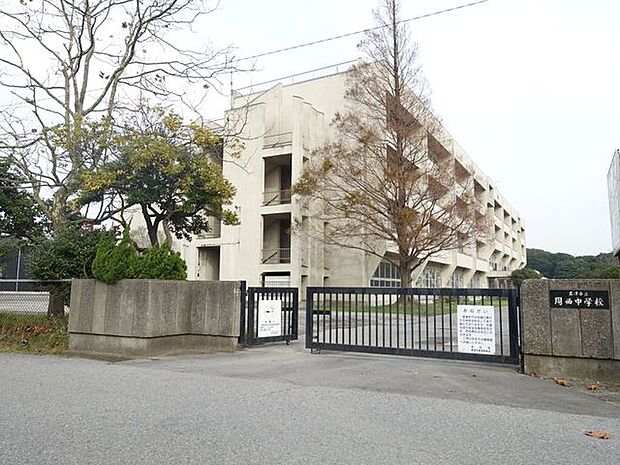 周西中学校 徒歩27分。基本理念「自立した社会人としての素地を培う」。めざす生徒像「人間らしく中学生らしく周西中の生徒らしく」。 2100m