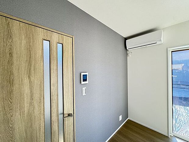 【LDK】1面にアクセントクロスを施すことにより、スタイリッシュな印象と奥行を演出します。