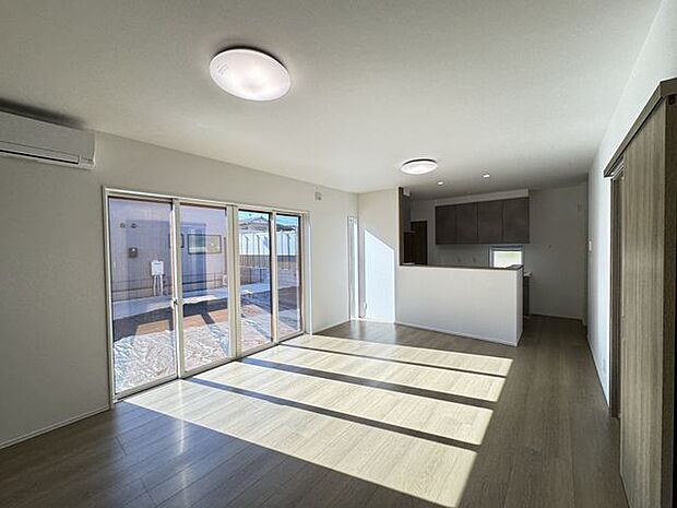 【LDK】対面キッチンなので、リビングにいるご家族とコミュニケーションをとりながら食事の準備ができます。