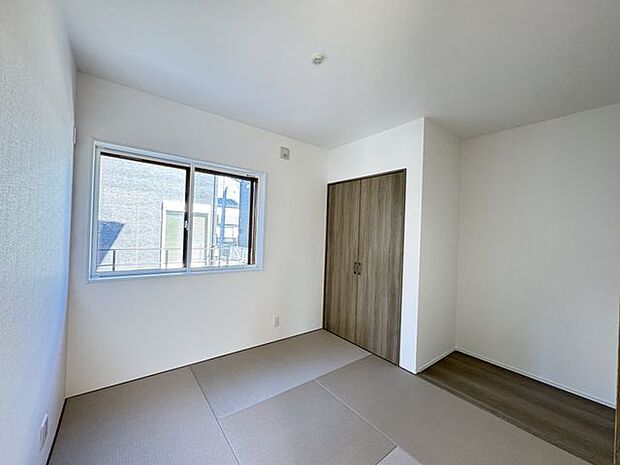 【和室】リビング横にはくつろぎやすい和室のお部屋がございます。