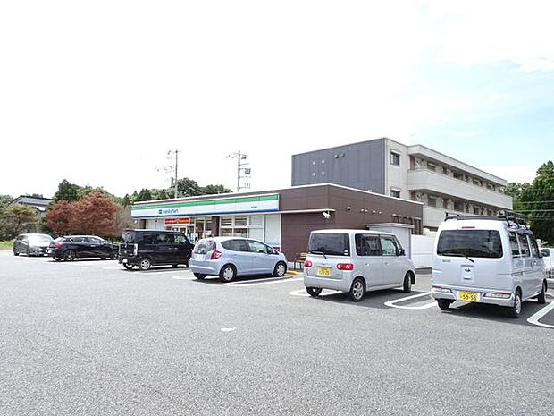 ファミリーマート新茂原店 徒歩3分。24時間営業。イートインコーナーがあり、お買い物がてら休憩もできます。 200m