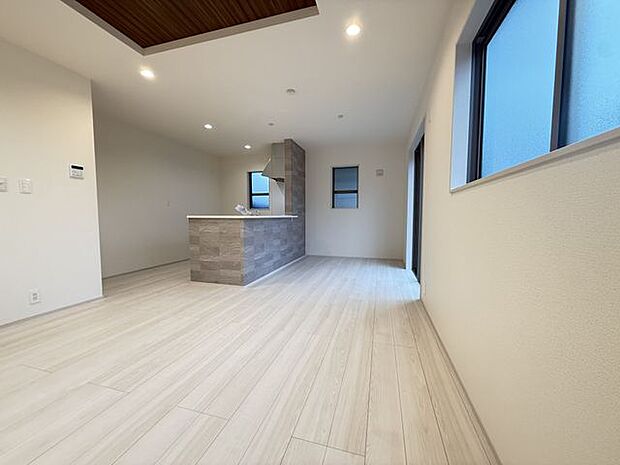 【LDK】ナチュラルテイストな内装。家具を自在にレイアウトしやすい縦長リビングです。