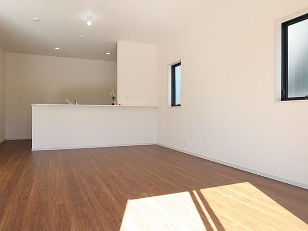 【LDK/同仕様】LDKにご家族の「ただいま」の声がよく届きそうです。窓辺にグリーンを飾るのもオススメです。※実際とは異なる場合があります。