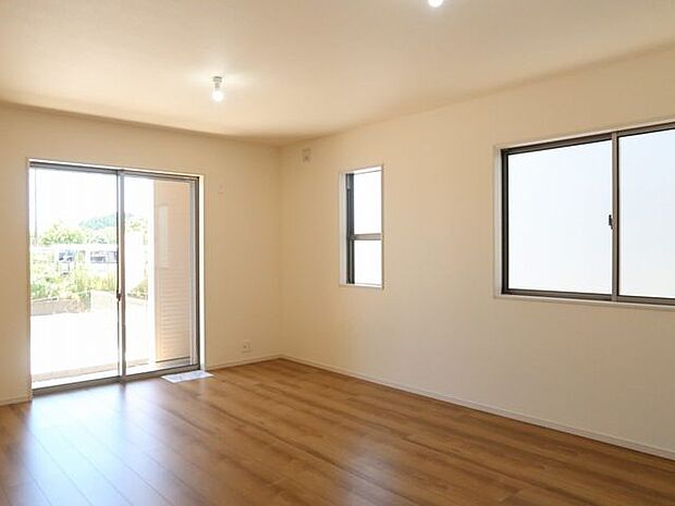 【LDK/同仕様】LDKは3面採光で、明るく風通しの良い空間！ご家族が自然と集まる場所になりそうです。※実際とは異なる場合があります。