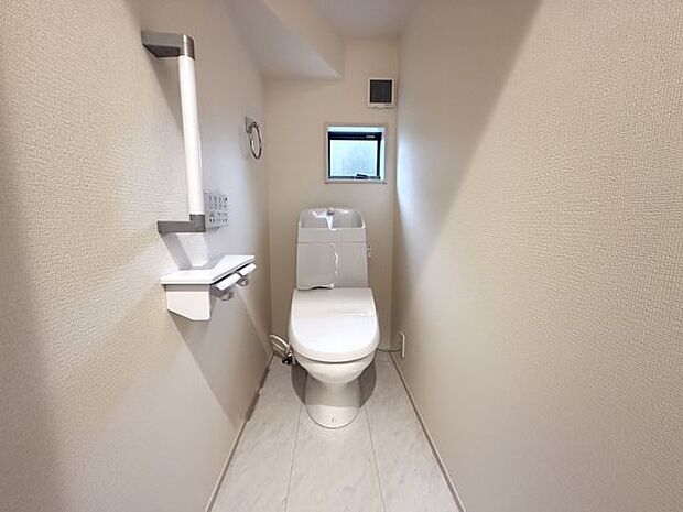 【トイレ】年間を通して快適にご利用いただける、温水洗浄便座付きのトイレです。トイレは各階に配置されています。