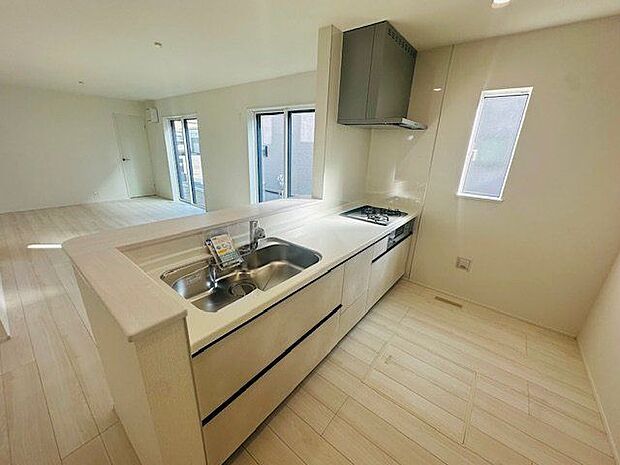 【キッチン/1号棟】LDで過ごすご家族を見守りながらお料理を楽しむことができる対面式のキッチン。