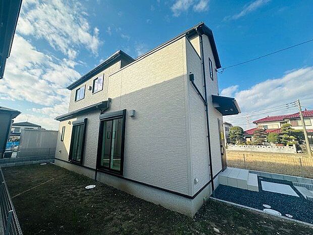 【現地外観写真/1号棟】ご家族皆様で、長く、快適に暮らすことができる長期優良住宅です。