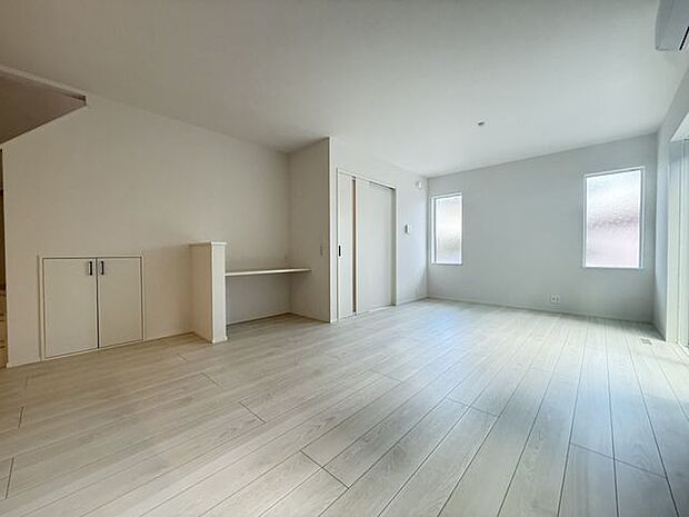 【LDK/1号棟】ホワイト系のフロア・クロス・建具が採用されているので、明るくナチュラルな雰囲気のLDKです。