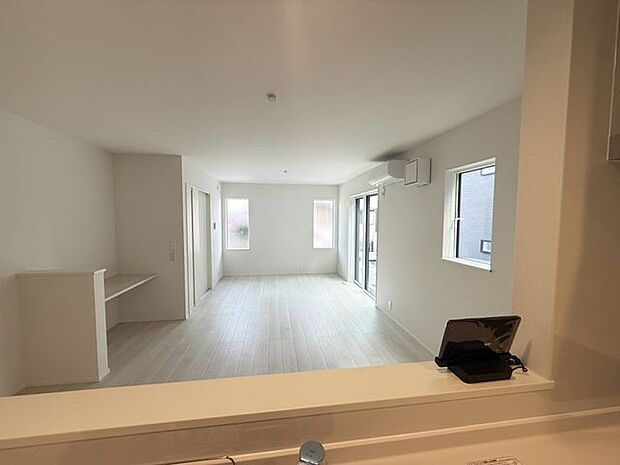 【キッチン/1号棟】キッチンから洗面・浴室が近いので、移動に時間がかからず、家事がはかどります。ご家族の入浴の見守りもスムーズです。