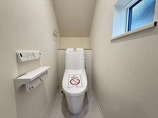 【トイレ/1号棟】温水洗浄便座付きで快適に使用できます。手洗い器一体型なので、使用後すぐに手を洗うことができ衛生的です。