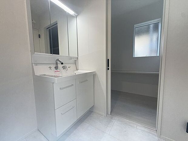 【洗面所/1号棟】洗面化粧台は、壁付け水栓が採用されています。水栓まわりに水がたまりにくく、お手入れも簡単です。