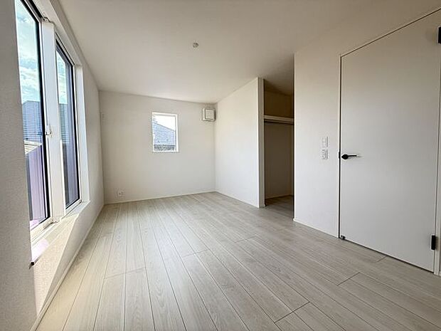 【洋室/1号棟】南東・南西の2面採光で陽当り・通風良好です。大容量のウォークインクローゼットが備わっています。