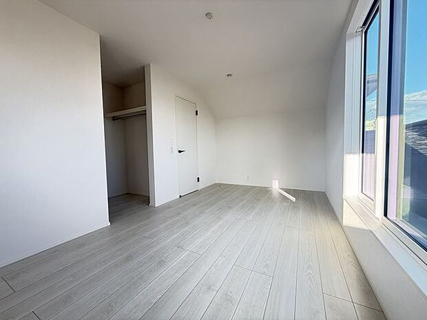 【洋室/1号棟】南東向きのバルコニーに面しています。天気のよい日には、寝具などをそのままバルコニーに干すことができ、家事動線がスムーズです。